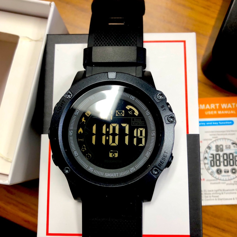 Smart watch. Has smart phone Bluetooth, HR and Step monitor- like new with box